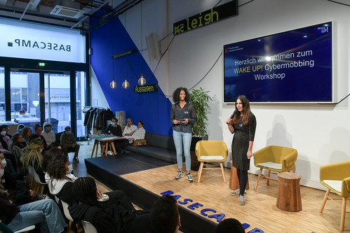 Foto 23 von 121: BASECAMP Themenwoche: „WAKE UP!“ Cybermobbing Workshop (29.10.2021)