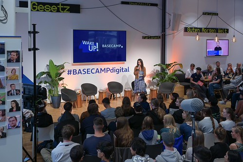 Foto 31 von 51: BASECAMP FishBowl: Jugenddialog 2.0 über den Einfluss von TikTok, Instagram & Co. auf unsere Demokratie (10.09.2024)