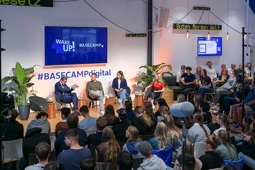 Foto 12 von 51: BASECAMP FishBowl: Jugenddialog 2.0 über den Einfluss von TikTok, Instagram & Co. auf unsere Demokratie (10.09.2024)