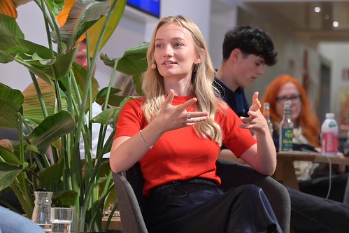 Foto 4 von 51: BASECAMP FishBowl: Jugenddialog 2.0 über den Einfluss von TikTok, Instagram & Co. auf unsere Demokratie (10.09.2024)