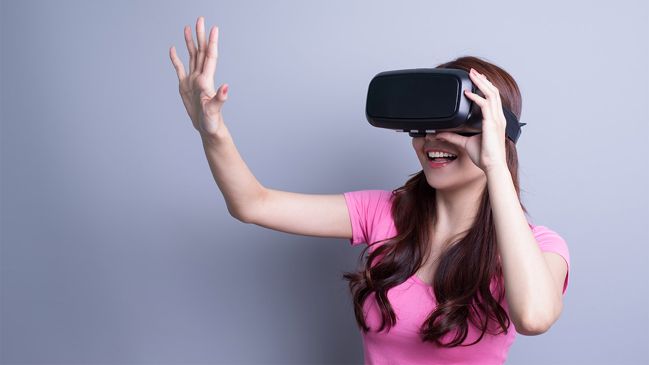 Frau Virtual Reality shutterstock