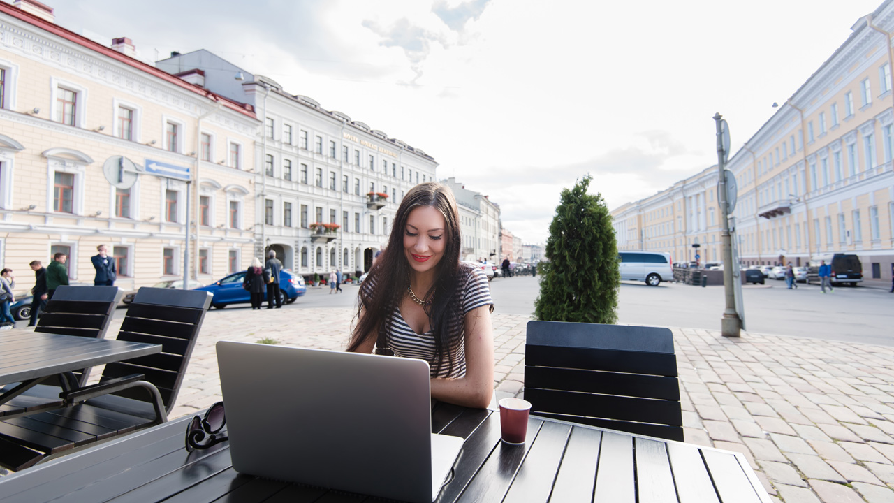 shutterstock GaudiLab (336561812) - Unterwegs arbeiten, Frau mit Laptop