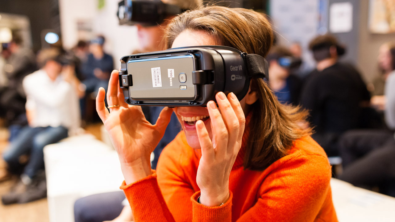 Virtual Reality - Frau mit VR-Brille BVDW Telefónica Basecamp