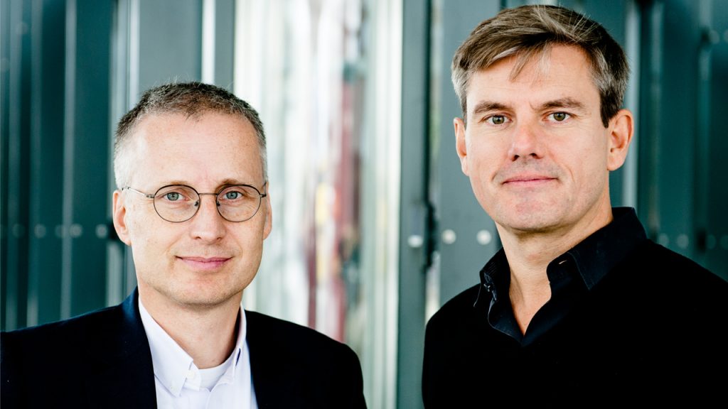 Die Autoren Viktor Mayer-Schönberger und Thomas Ramge analysieren den Übergang von geldbasierten zu datenreichen Märkten. | Foto: Peter van Heesen