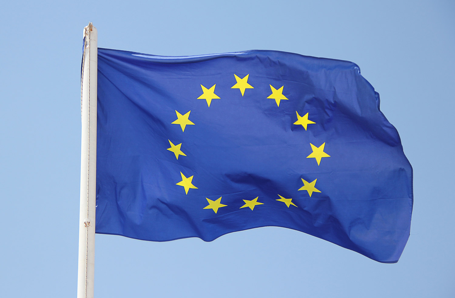 pixabay-GregMontani-eu-europa-flaggen-fahne-1395916-1500x984