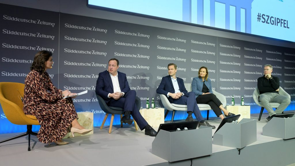 Von rechts: Frank Thelen (Investor), Gillian Tans (booking.com), Philipp Justus (Google), Markus Haas (Telefónica Deutschland)