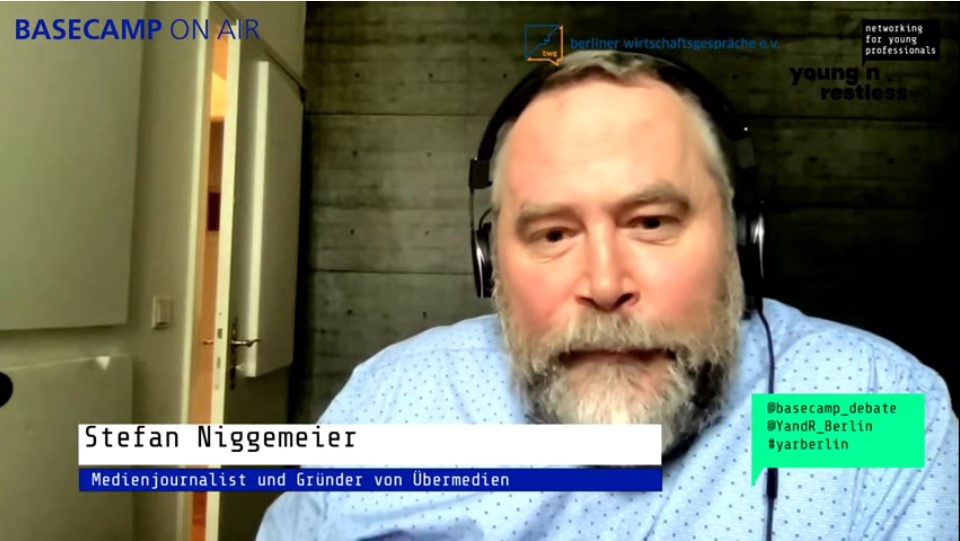 Screenshot der Veranstaltung: Stefan Niggemeier, Journalist und Gründer von Übermedien