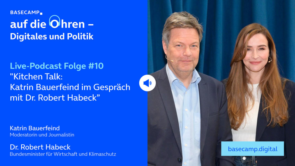 Live-Podcast Folge 10 „Kitchen Talk: Moderatorin und Journalistin Katrin Bauerfeind im Gespräch mit Dr. Robert Habeck, Bundesminister für Wirtschaft und Klimaschutz“ auf YouTube anhören.