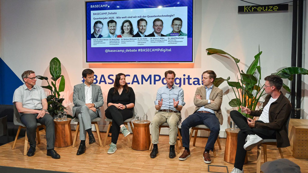 Prof. Dr. Oliver Benson, Quantenphysiker Humboldt Universität Berlin, Dr. Henry Marx, Staatssekretär für Wissenschaft und Forschung Berlin, Dr. Barbara Wellmann, Director Quantum.Link, Deloitte, Dr. Jan Goetz, CEO & Co-Founder IQM Quantum Computers, Dr. Simon C. Müller, Senior Technology Strategy Manager, o2 Telefónica, und Dr. Jakob Beautemps, YouTube Star, Wissenschaftsjournalist und Moderator, bei BASECAMP_Debate am 25.06.2025 | Foto: Henrik Andree