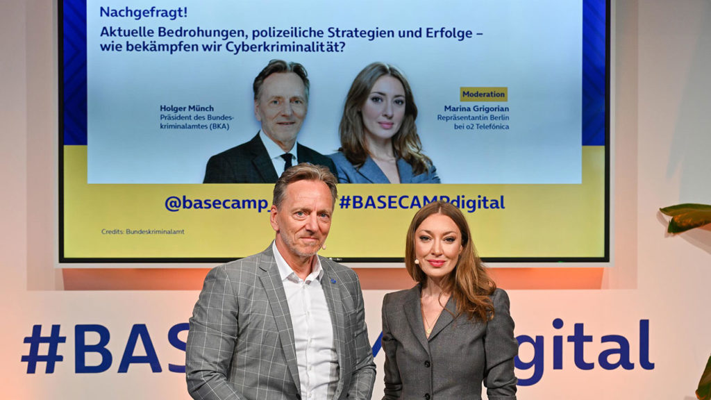 Holger Münch, Präsident des Bundeskriminalamtes (BKA), und Marina Grigorian, Repräsentantin Berlin bei o2 Telefónica, bei BASECAMP Nachgefragt! am 08.07.2025 | Foto: Henrik Andree
