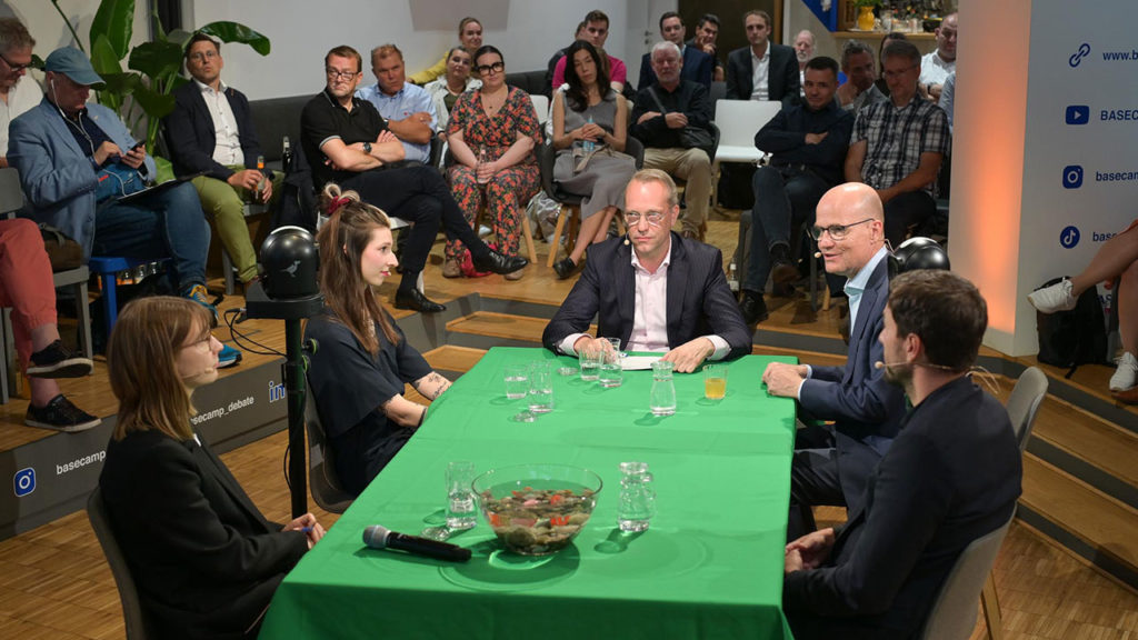 Jeanne Dillschneider, MdB, Bündnis 90/Die Grünen, Donata Vogtschmidt, MdB, DIE LINKE, Harald Geywitz, Moderation und Repräsentant Berlin bei o2 Telefónica, Ralph Brinkhaus, MdB, CDU/CSU, und Johannes Schätzl, MdB, SPD bei BASECAMP FishBowl am 10.07.2025 | Foto: Henrik Andree