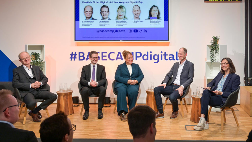 Dr. Karsten Kemeter (CTO Nachrichtentechnik Deutsche Bahn), Sebastian Schnorr (Staatssekretär im Bundesministerium für Verkehr), Valentina Daiber (Vorständin Recht und Corporate Affairs bei o2 Telefónica), Christian Laqué (CTO A1), Dr. Andrea Huber (Fachmoderatorin und Rechtsanwältin) | Foto: Henrik Andree