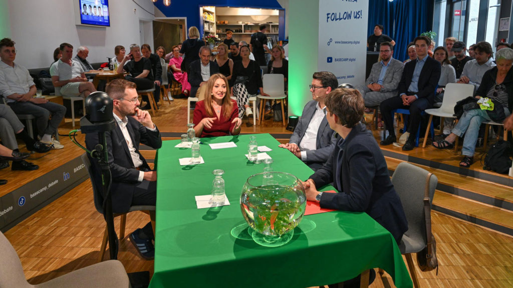 v.l.n.r.: Johannes Schätzl, Marina Grigorian, Joachim Ebmeyer und Dr. Anna Lührmann | Foto: Henrik Andree
