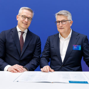 Bundesdigitalminister Dr. Karsten Wildberger und Santiago Argelich Hesse (Telefónica Deutschland CEO) bei der Unterzeichnung des MoU. | Credit: Thomas Imo/photothek.de