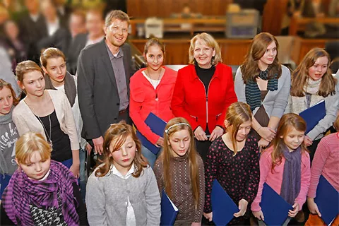 Hannelore Kraft und Thorsten Dirks (v.r.) inmitten eines Kinder-Chors