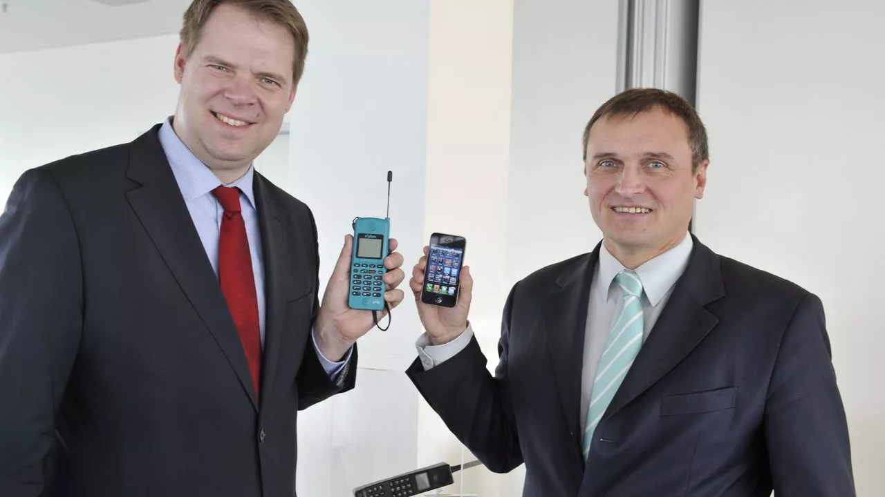 Burkhardt Müller-Sönksen (re.) und Mike Cosse (E-Plus) präsentieren die Entwicklung im Mobilfunk