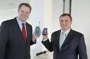 Hamburg Burkhardt Müller-Sönksen (re.) und Mike Cosse (E-Plus) präsentieren die Entwicklung im Mobilfunk