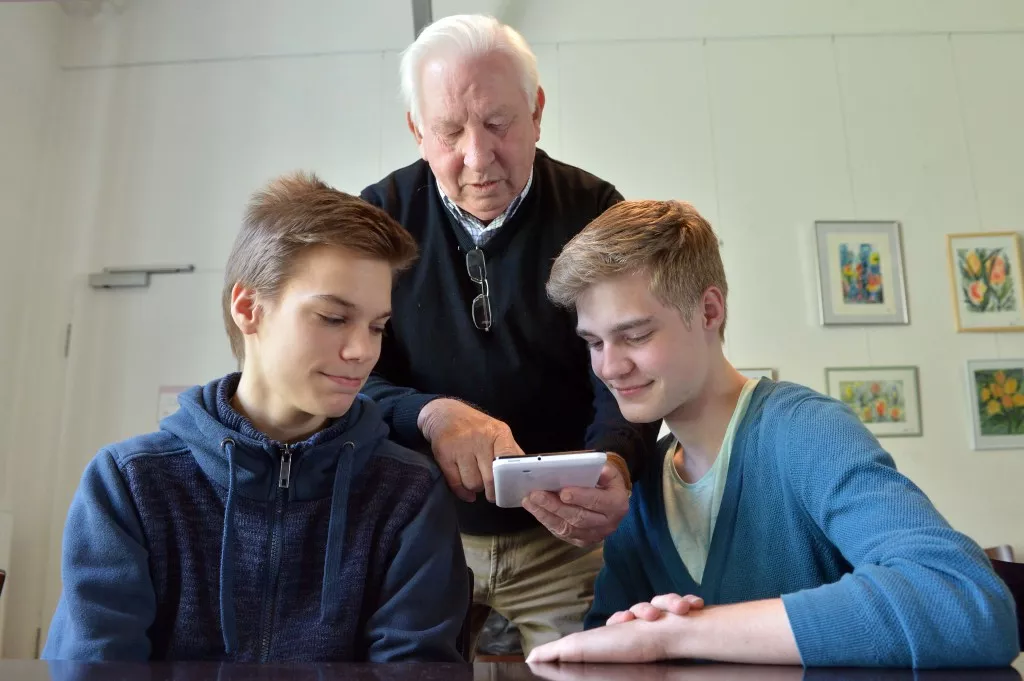 Schülerlotsen helfen Senioren beim Erlernen der Tablet-PCs.