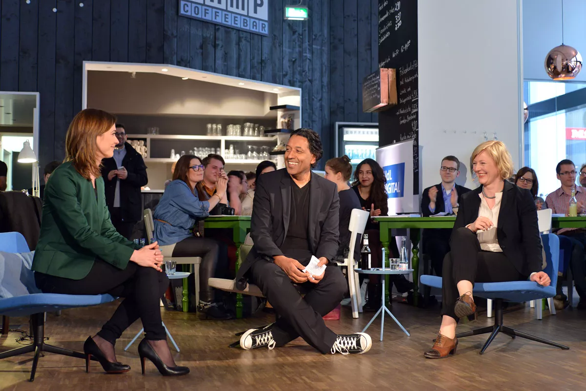 Lena-Sophie Müller, Cherno Jobatey und Gesche Joost beim UdL Digital Talk (Foto: Henrik Andree)