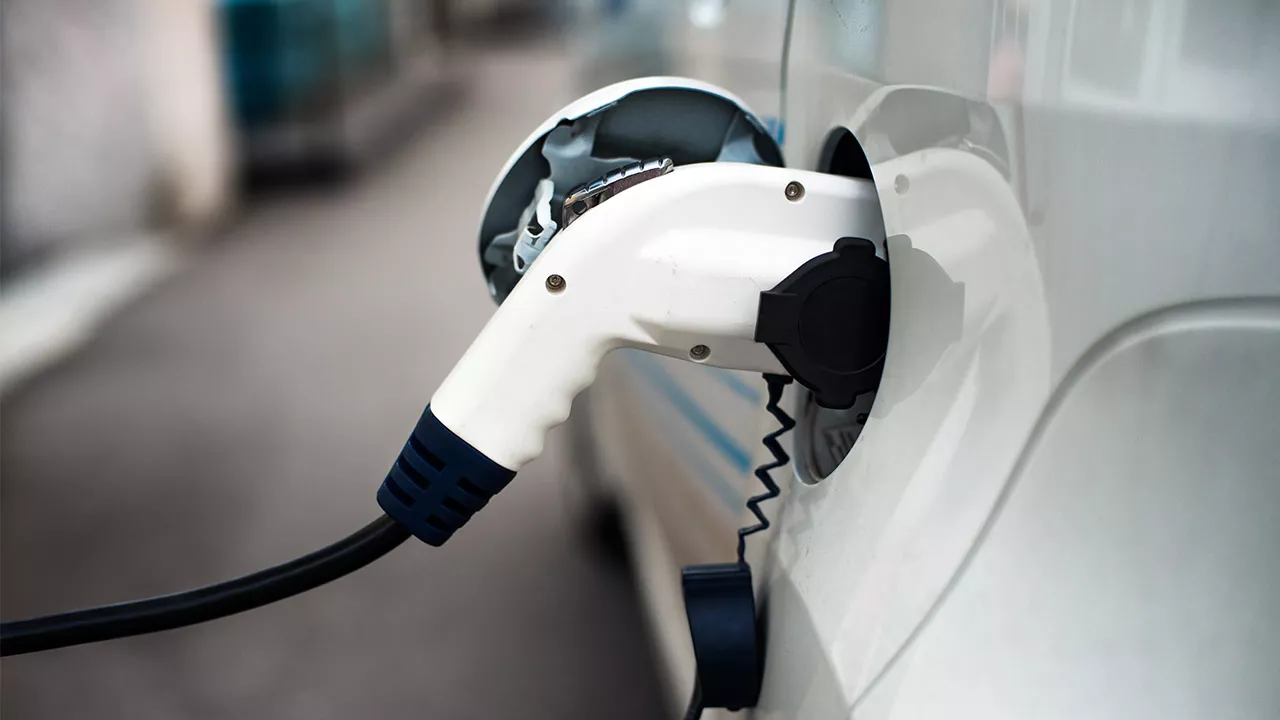 Auto Tanken Strom shutterstock