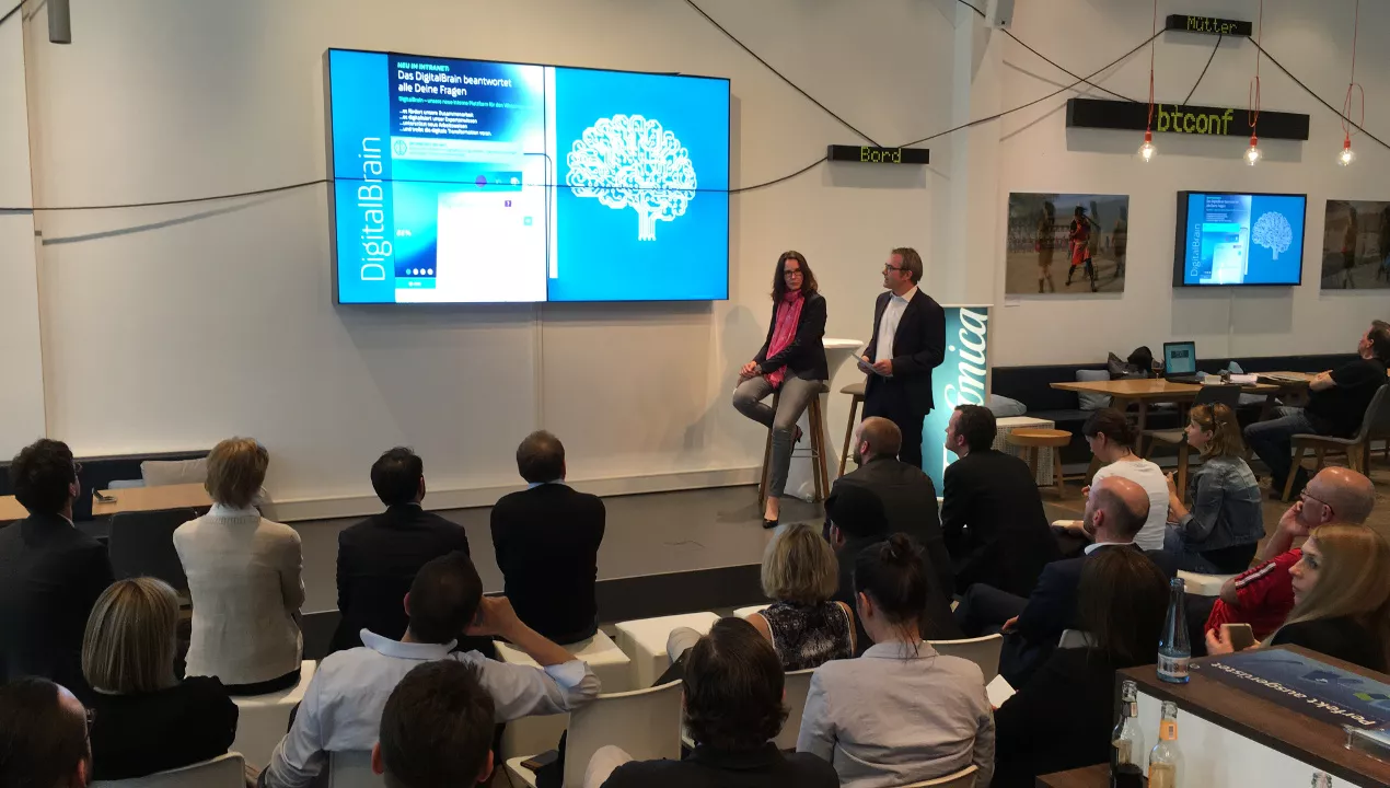 Esther Bage und Heinz Korten von Telefónica präsentieren das Digital Brain im Telefónica BASECAMP.