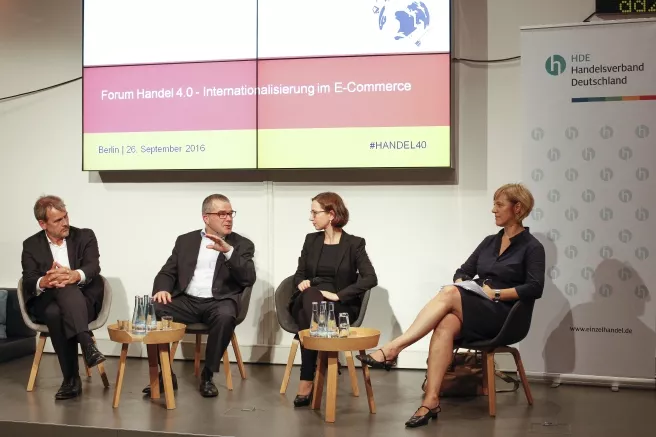 Diskutierten beim Forum HANDEL 4.0 Barrieren der Internationalisierung des Online-Handels: Stephan Tromp (HDE), Dr. Joachim Stoll (Geschäftsführer Koffer24.de), Moderatorin Tabea Wilke und Renate Nikolay (Kabinettschefin von EU-Justiz- und Verbraucherschutzkommissarin Vĕra Jourová) (v.l.n.r., Quelle: HDE)