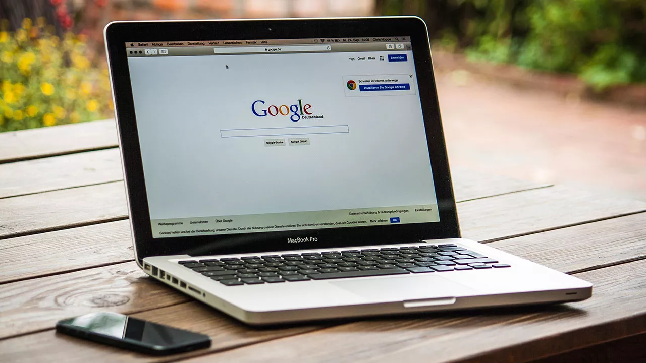 Laptop Smartphone Handy Mac Apple Google Tisch