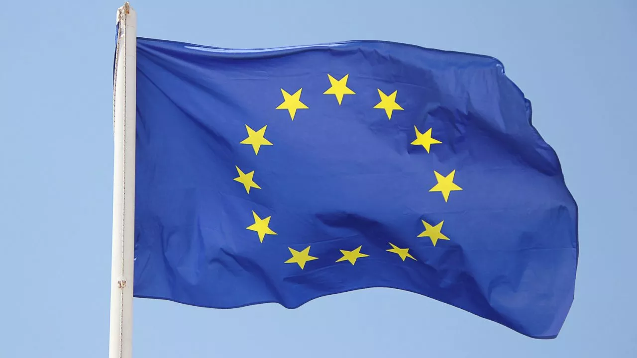 pixabay-GregMontani-eu-europa-flaggen-fahne-1395916-1500x984