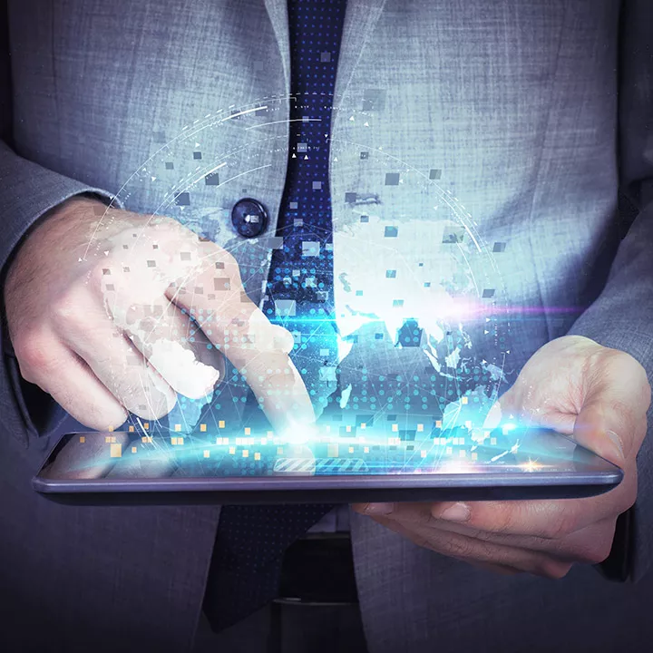 Anzug Tablet Hologramm shutterstock