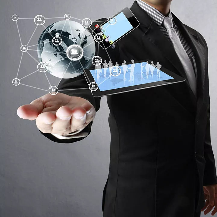 Mann Tablet Vernetzung shutterstock