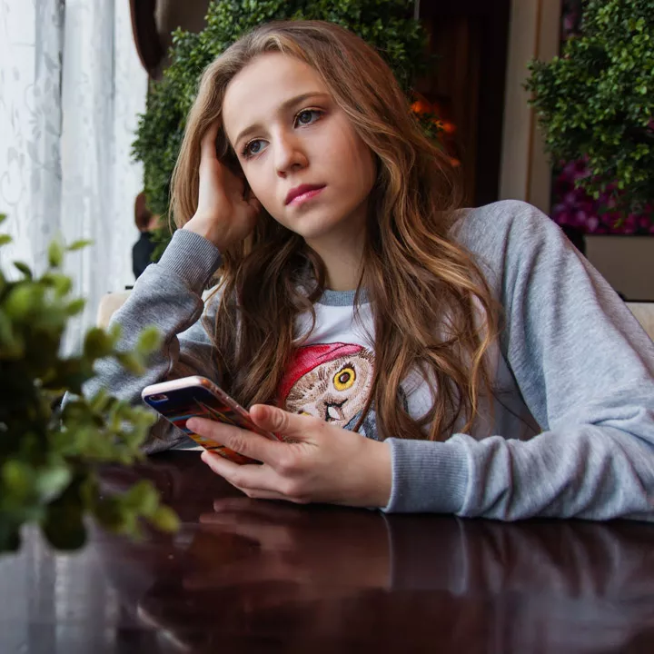pixabay-user-nastya_gepp-smartphone-cybermobbing-girl-1280x720