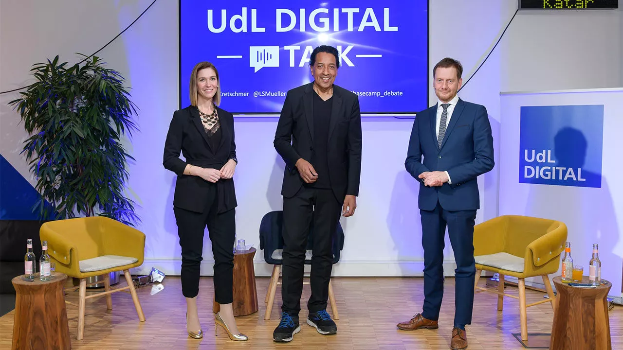 Lena-Sophie Müller, Geschäftsführerin bei Initiative D21, Cherno Jobatey, Journalist und Moderation, und Michael Kretschmer, Ministerpräsident des Freistaates Sachsen, beim UdL Digital Talk am 16.12.2021 | Foto: Henrik Andree