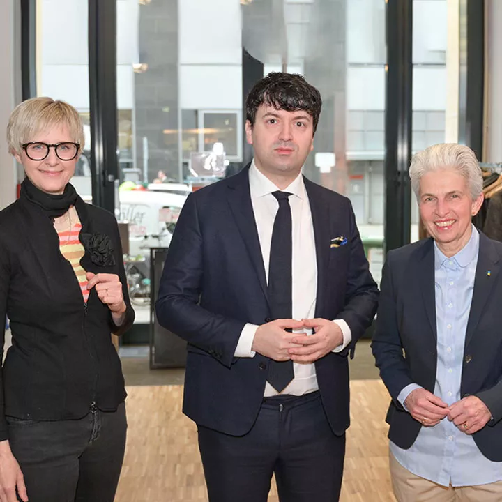 Nicole Nehaus-Laug, Moderation und Senior Manager Public Relations bei Telefónica Deutschland, Sven Weizenegger, Leiter Cyber Innovation Hub der Bundeswehr, und Dr. Marie-Agnes Strack-Zimmermann, MdB FDP, Vorsitzende des Verteidigungsausschusses des Deutschen Bundestages bei BASECAMP Nachgefragt! am 20.04.2023 | Foto: Henrik Andree