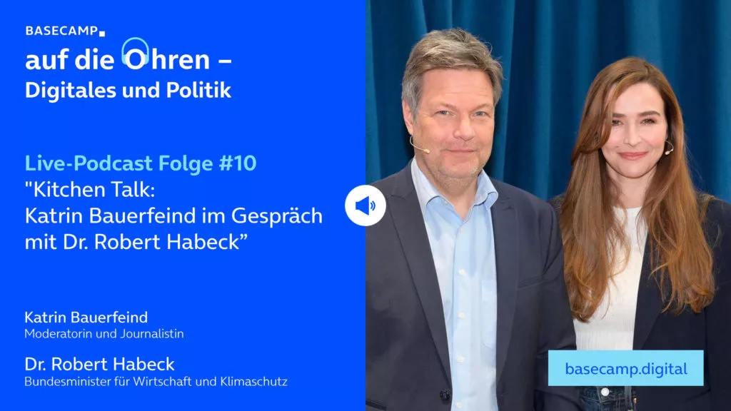 Live-Podcast Folge 10 „Kitchen Talk: Moderatorin und Journalistin Katrin Bauerfeind im Gespräch mit Dr. Robert Habeck, Bundesminister für Wirtschaft und Klimaschutz“ auf YouTube anhören.