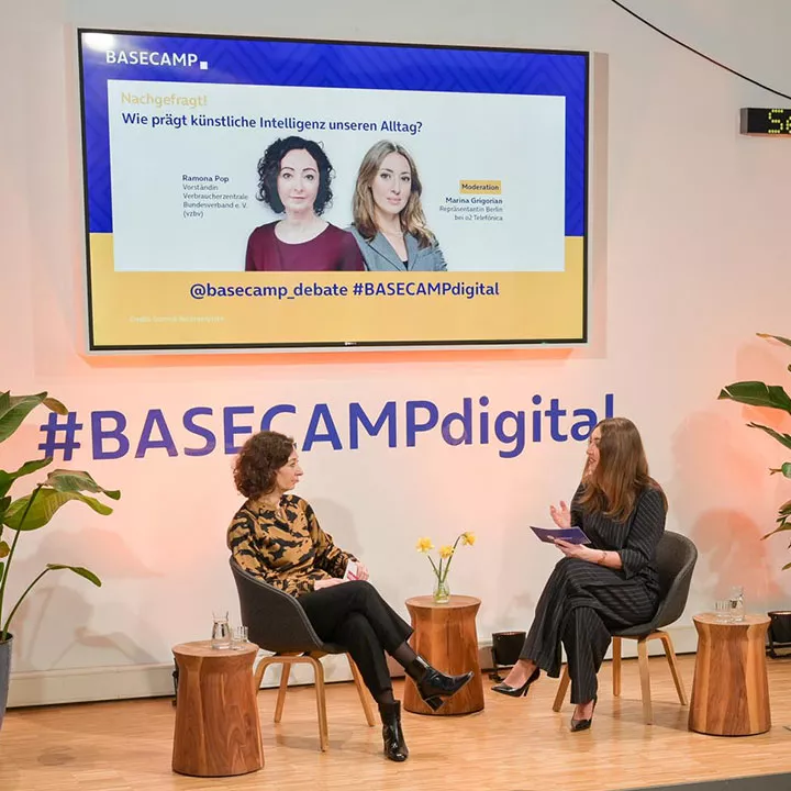 Ramona Pop, Vorständin Verbraucherzentrale Bundesverband e. V. (vzbv) und Marina Grigorian, Moderation und Repräsentantin Berlin bei o2 Telefónica bei BASECAMP Nachgefragt! am 14.03.2024 | Foto: Henrik Andree