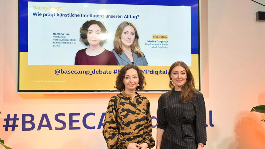 Ramona Pop, Vorständin Verbraucherzentrale Bundesverband e. V. (vzbv) und Marina Grigorian, Moderation und Repräsentantin Berlin bei o2 Telefónica bei BASECAMP Nachgefragt! am 14.03.2024 | Foto: Henrik Andree