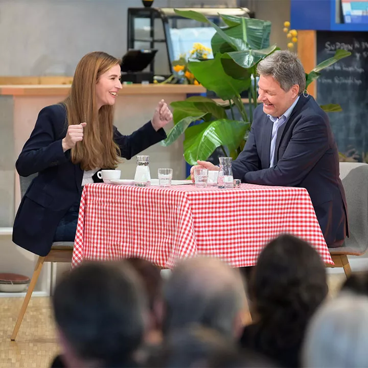 Katrin Bauerfeind, Journalistin und Moderation, im Gespräch mit Dr. Robert Habeck, Bundesminister für Wirtschaft und Klimaschutz, beim BASECAMP Kitchen Talk am 26.03.2024 | Foto: Henrik Andree