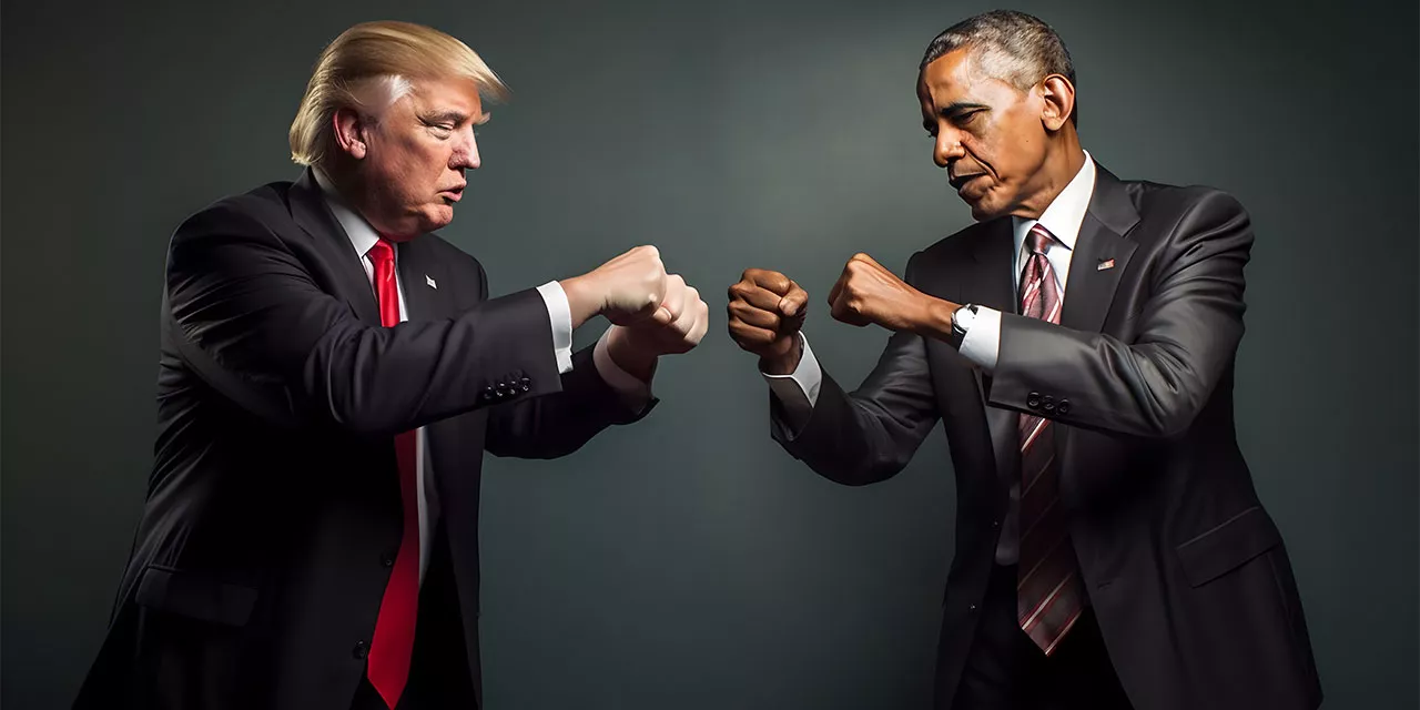 Die US-Präsidenten Donald Trump und Barack Obama stehen sich mit zum Boxkampf erhobenen Fäusten gegenüber.
