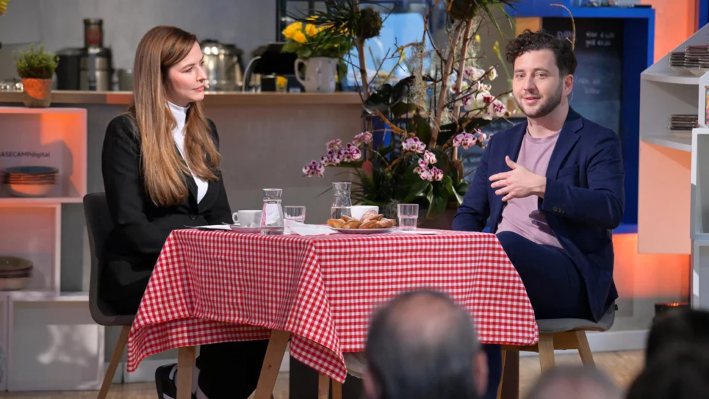 Katrin Bauerfeind, Journalistin und Moderation, im Gespräch mit Felix Banaszak, Bundesvorsitzender von BÜNDNIS 90/DIE GRÜNEN, beim BASECAMP Kitchen Talk am 12.02.2025 | Foto: Henrik Andree