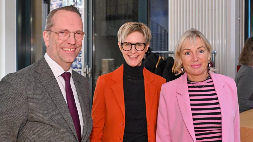 Harald Geywitz, Repräsentant Berlin bei o2 Telefónica, Nicole Nehaus-Laug, Senior Public Relations Manager bei o2 Telefónica, und Prof. Dr. Kristina Sinemus, Hessische Ministerin für Digitalisierung und Innovation, bei BASECAMP Nachgefragt! am 13.02.2025 | Foto: Henrik Andree