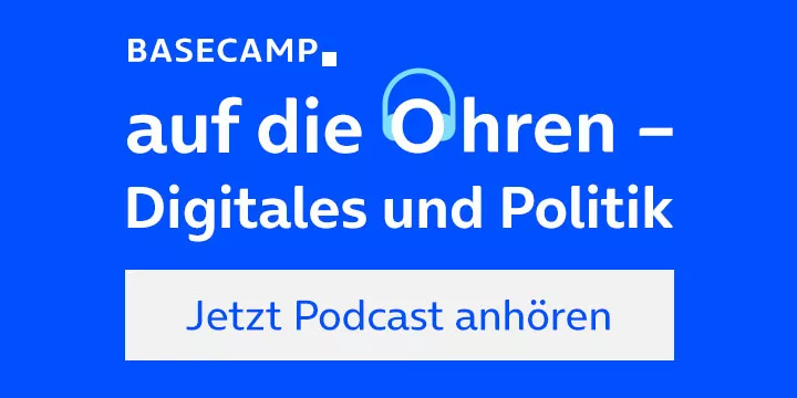 Jetzt unseren Podcast "BASECAMP auf die Ohren - Digitales und Politik" anhören. Link öffnet im neuen Tab.